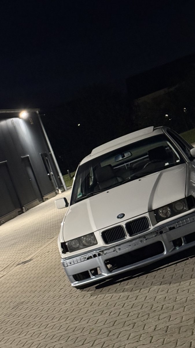 Aktueller Frontblick des weißen BMW E36 bei Nacht