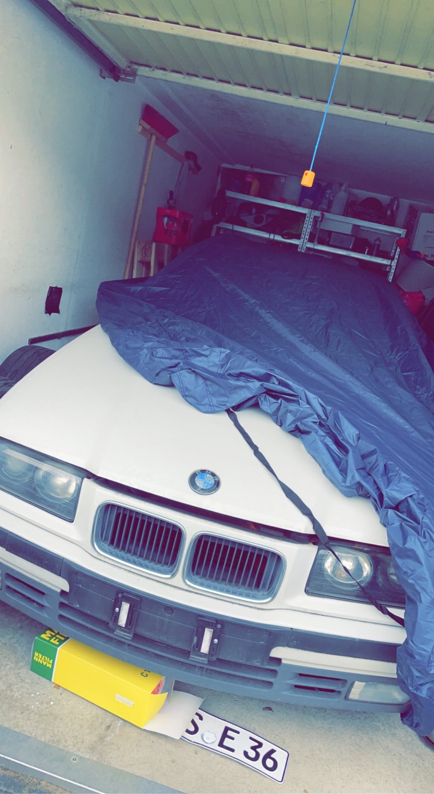 Front des weißen BMW E36 in der Garage