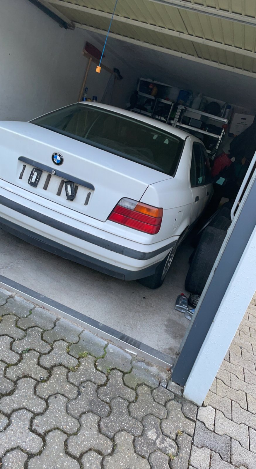 Heckansicht des weißen BMW E36 in der Garage