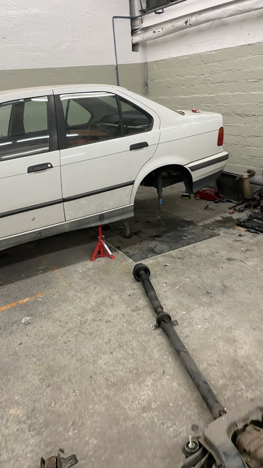 BMW E36 auf Unterstellböcken bei den Hinterachsarbeiten