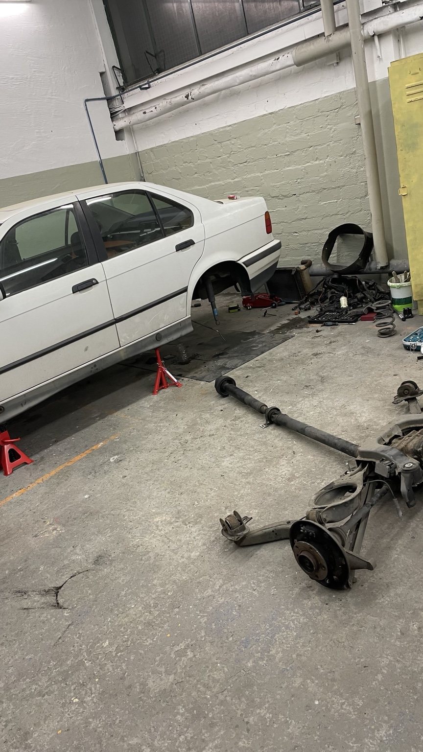 Werkstattansicht des BMW E36 während der Zerlegung