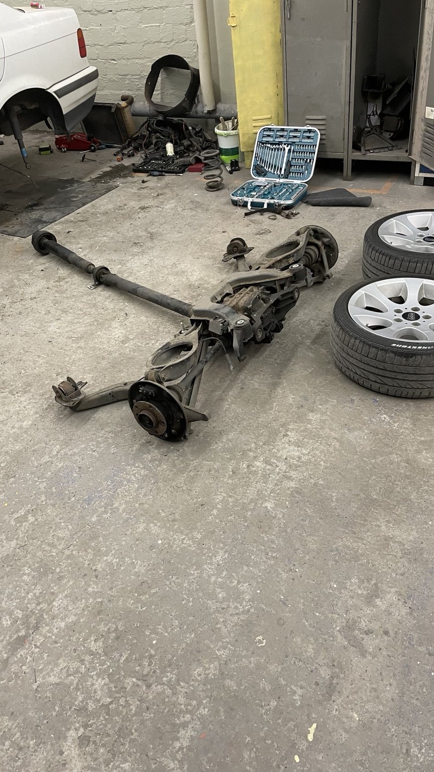 Ausgebaute Hinterachse des BMW E36 in der Werkstatt