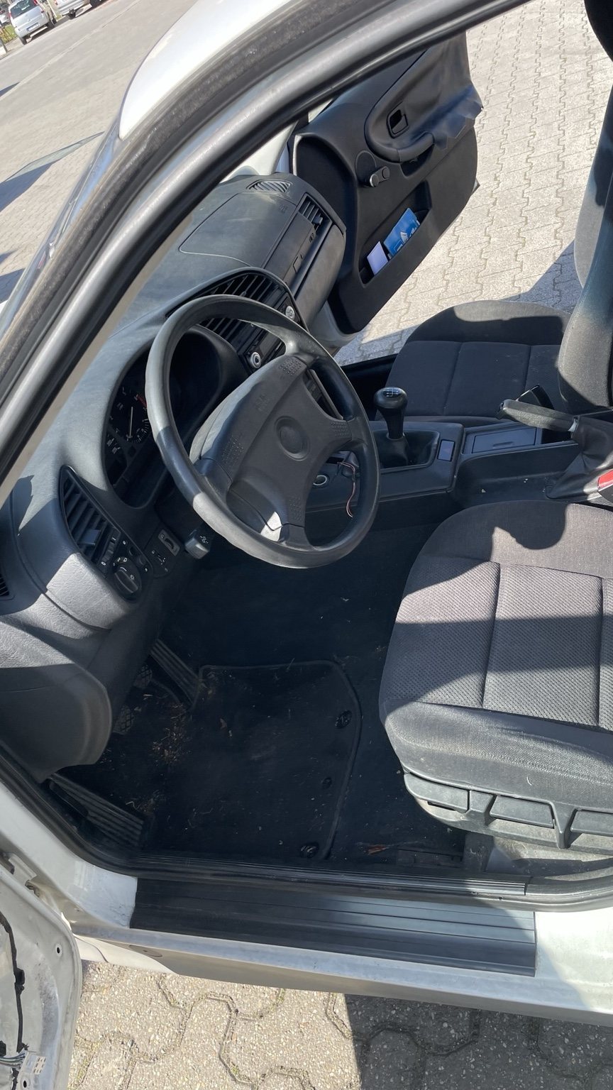 Innenraum des BMW E36 im Ausgangszustand