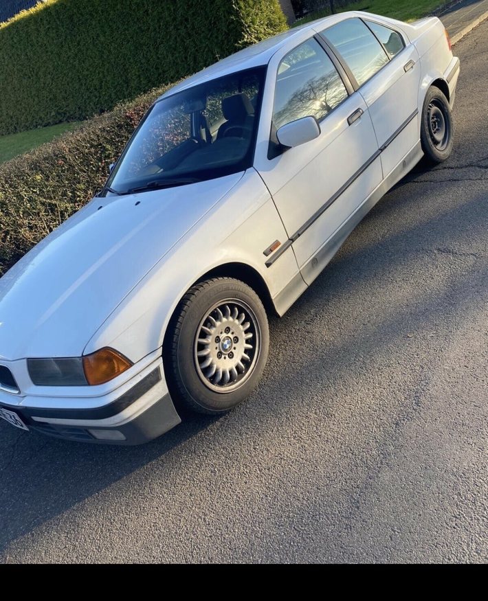 Erster Zustand des weißen BMW E36 zum Zeitpunkt des Kaufs