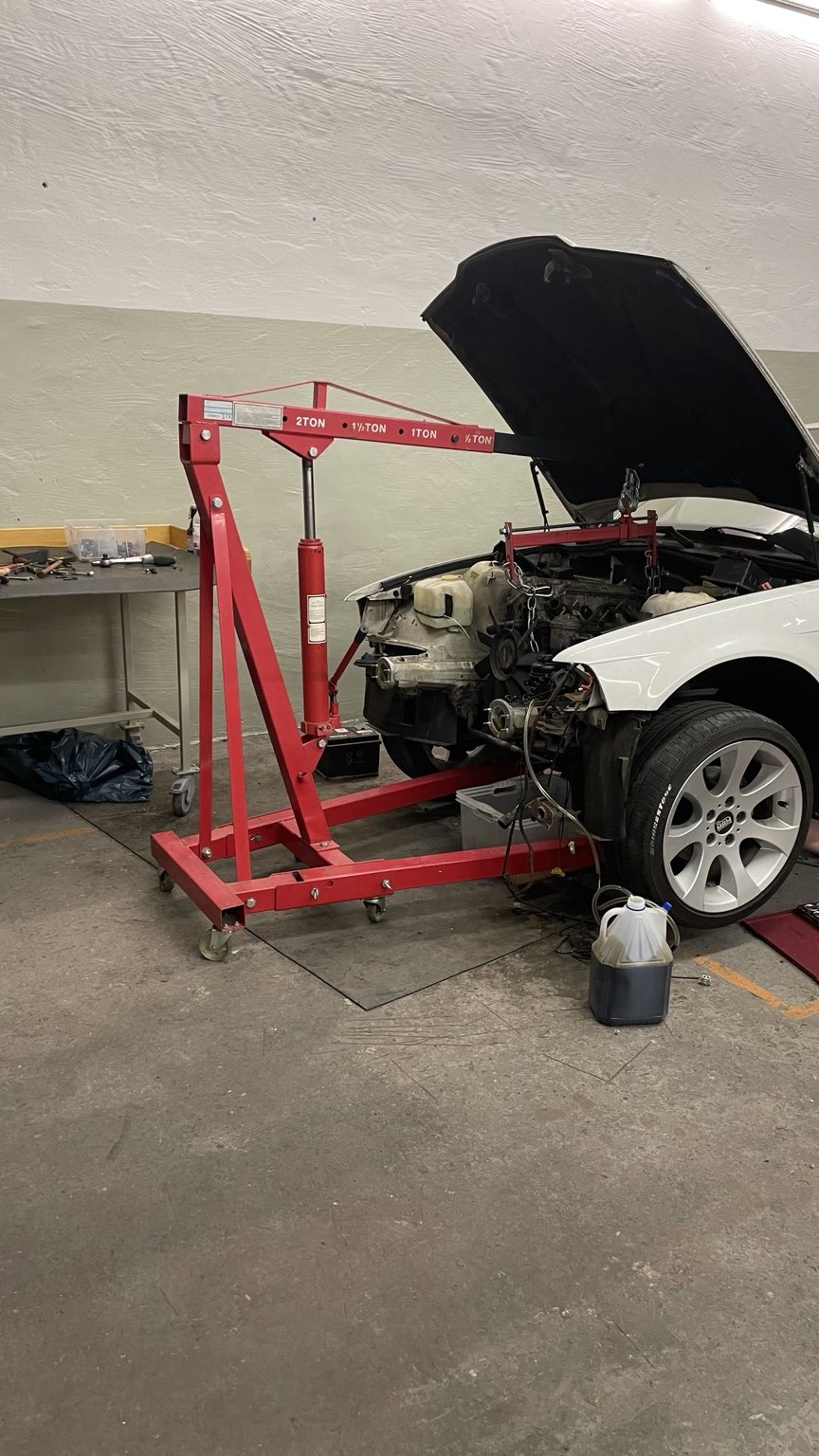Motorbereich des BMW E36 mit Motorkran