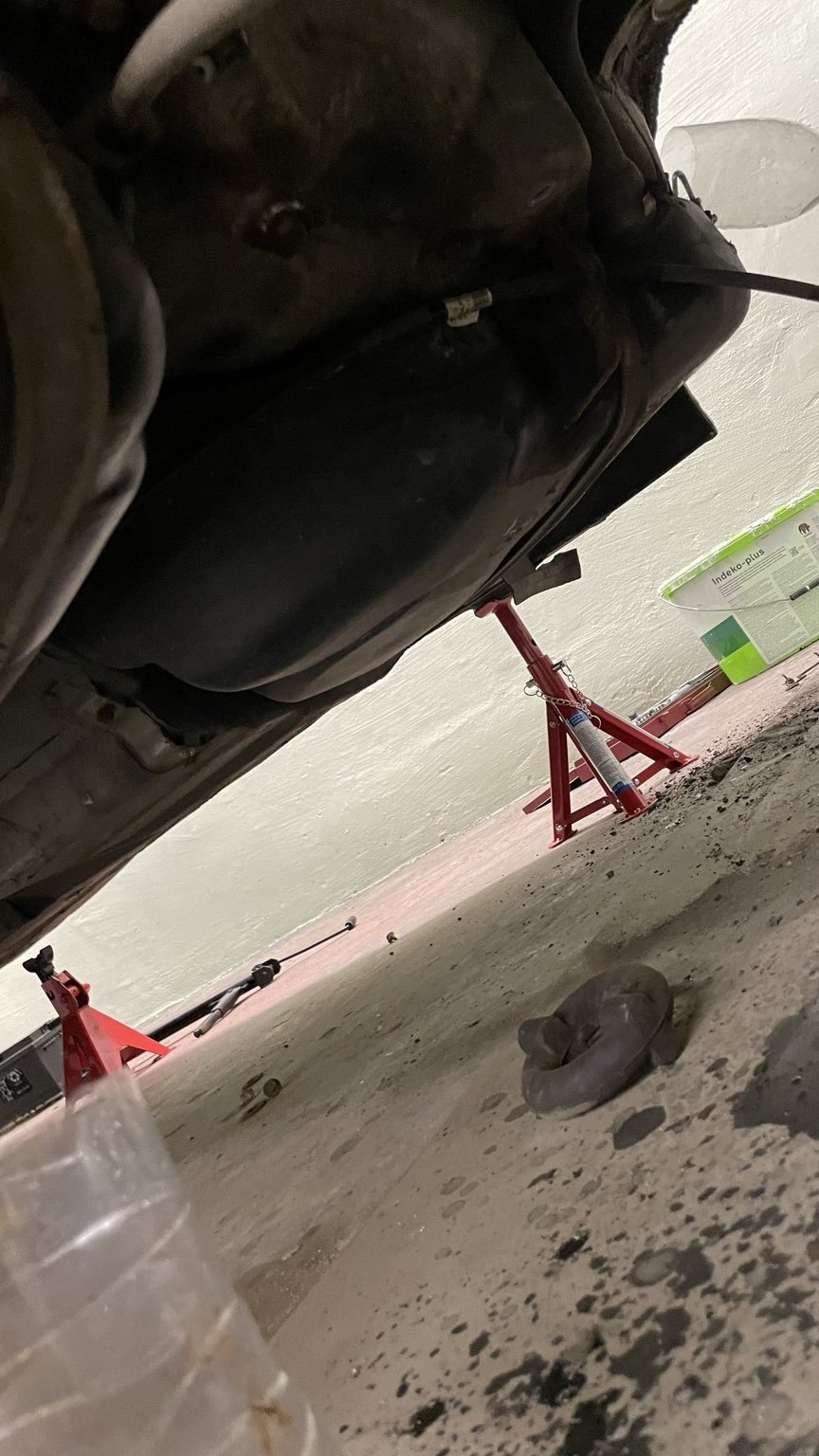Unterbodenaufnahme des BMW E36 auf Böcken
