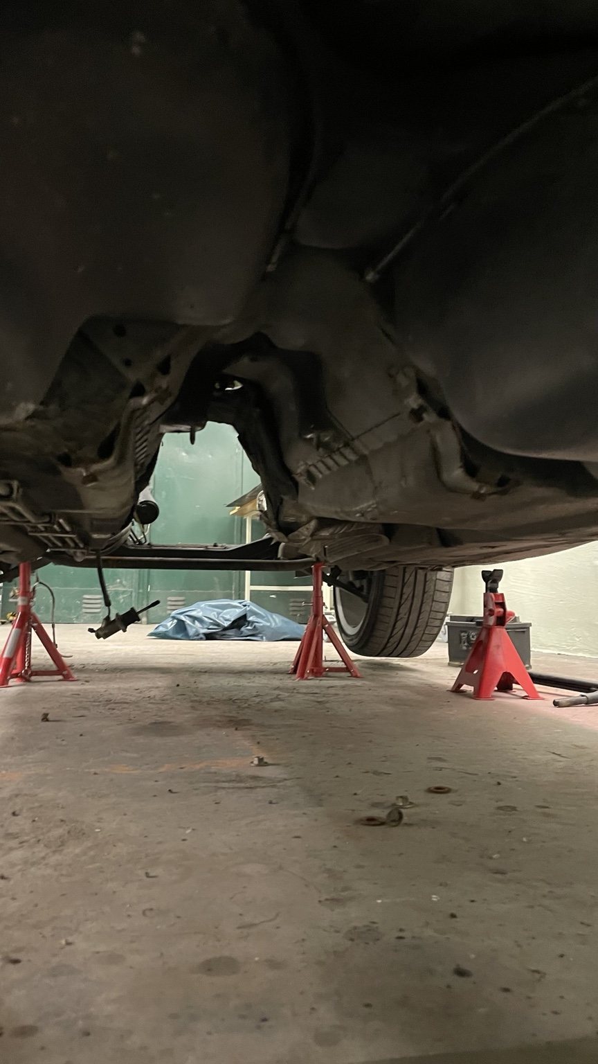Unterboden des BMW E36 während der Arbeiten